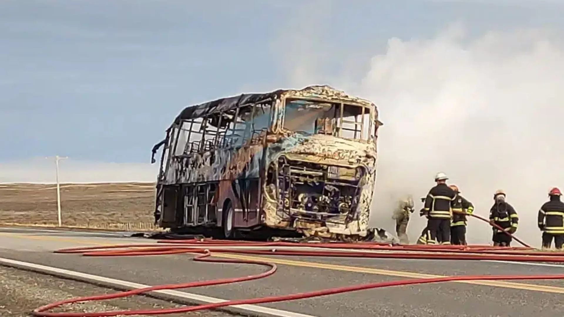 Tierra del Fuego: un colectivo de Marga Taqsa se incendió en plena ruta Tierra del Fuego: un colectivo de Marga Taqsa se incendió en plena ruta