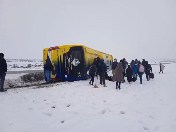Por la nieve en la ruta, un colectivo volcó cerca de Punta Arenas