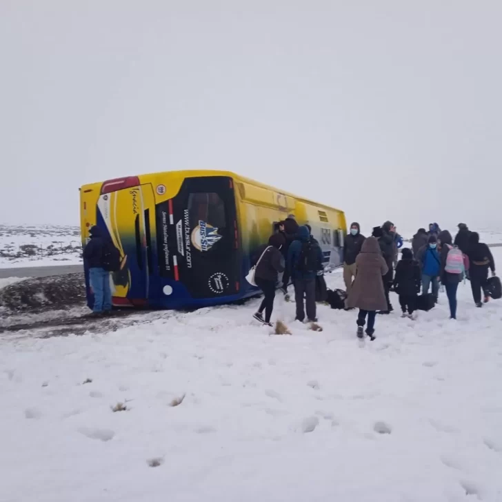 Por la nieve en la ruta, un colectivo volcó cerca de Punta Arenas