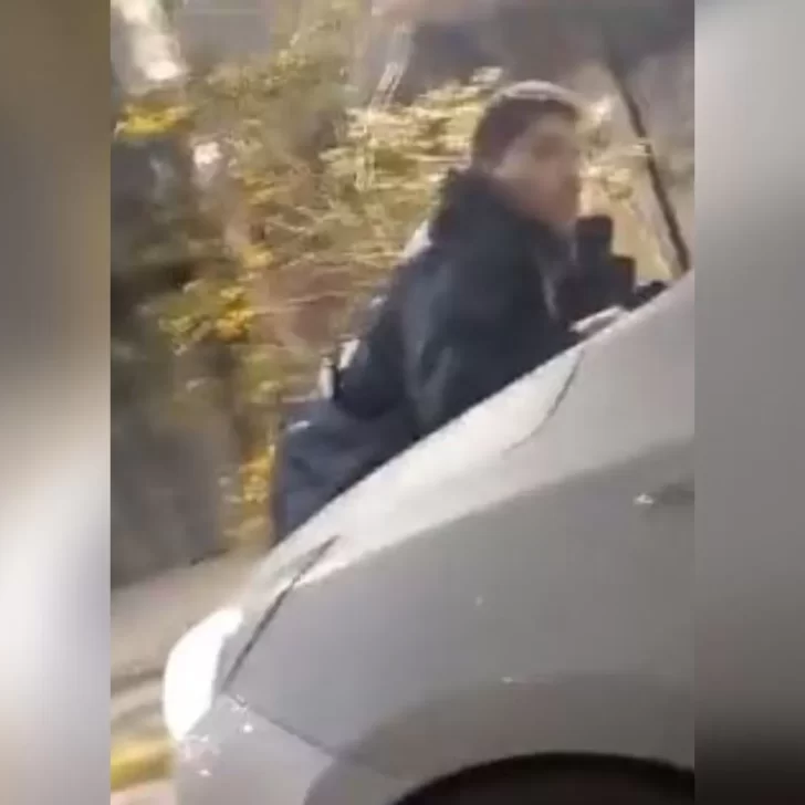 Peleó con un colectivero y lo arrastró sobre el capot de su camioneta