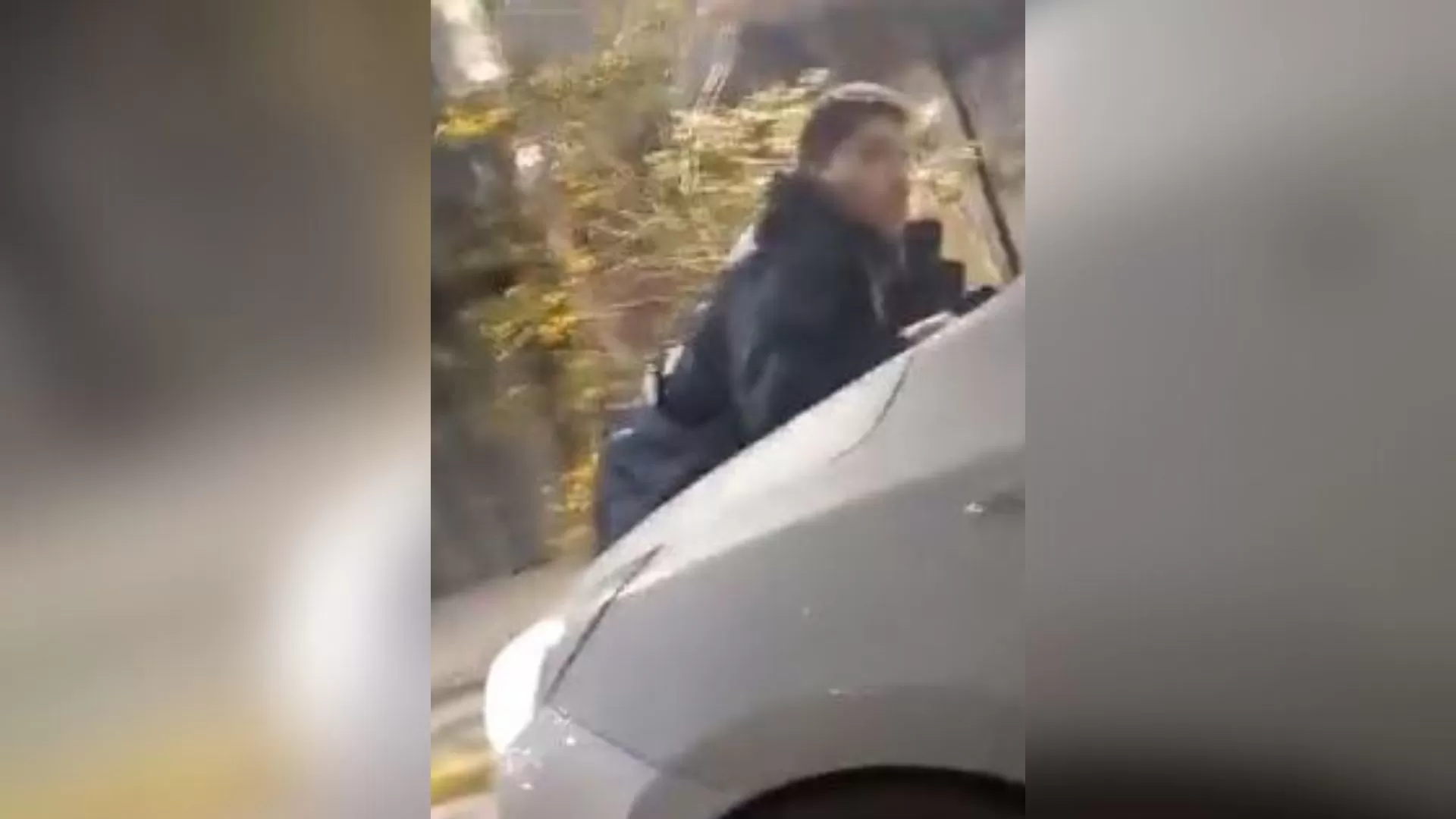 Peleó con un colectivero y lo arrastró sobre el capot de su camioneta