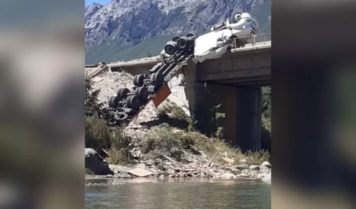 Un camión terminó colgado sobre un puente en la Ruta Nacional 40