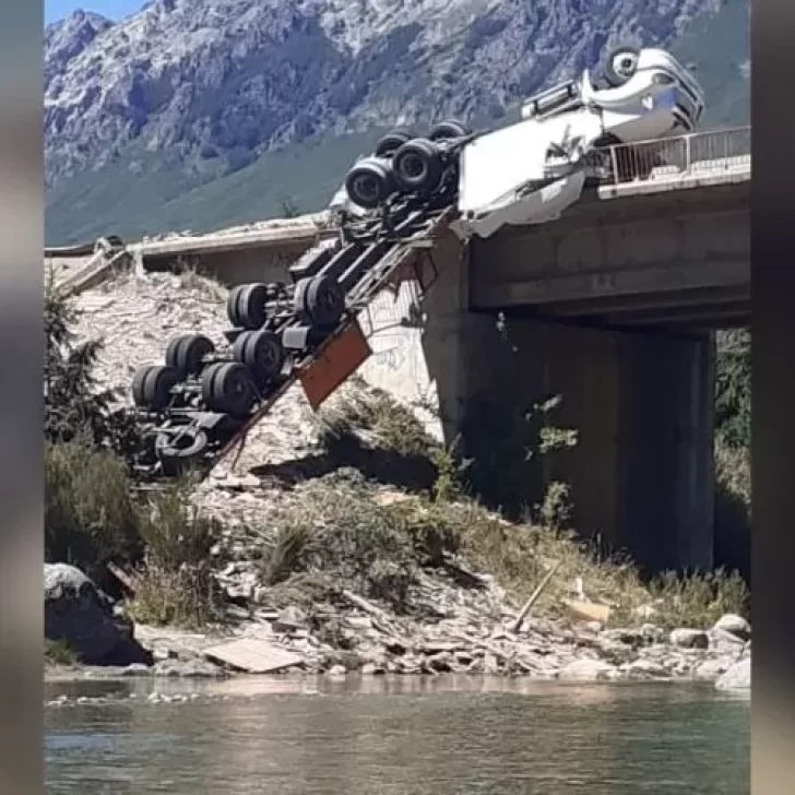 Un camión terminó colgado sobre un puente en la Ruta Nacional 40