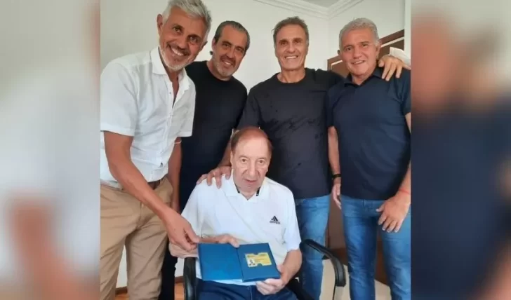 Carlos Salvador Bilardo se reencontró con los campeones del 86 y recibió un reconocimiento