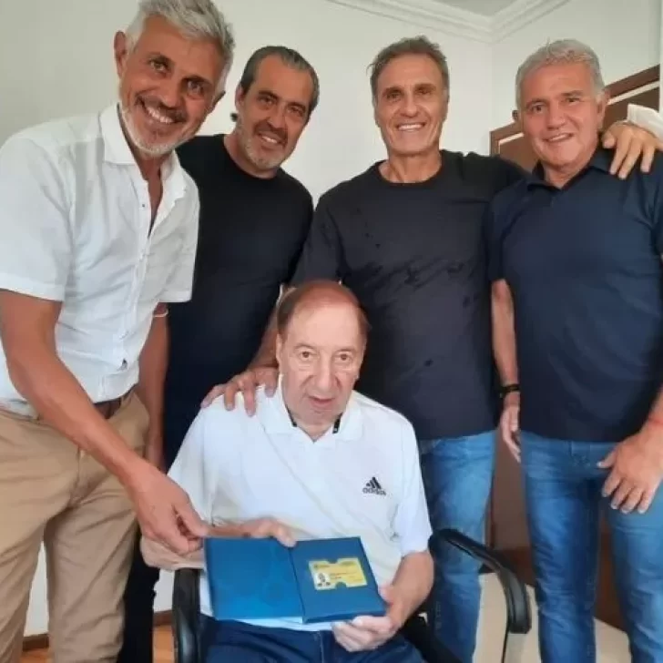 Carlos Salvador Bilardo se reencontró con los campeones del 86 y recibió un reconocimiento