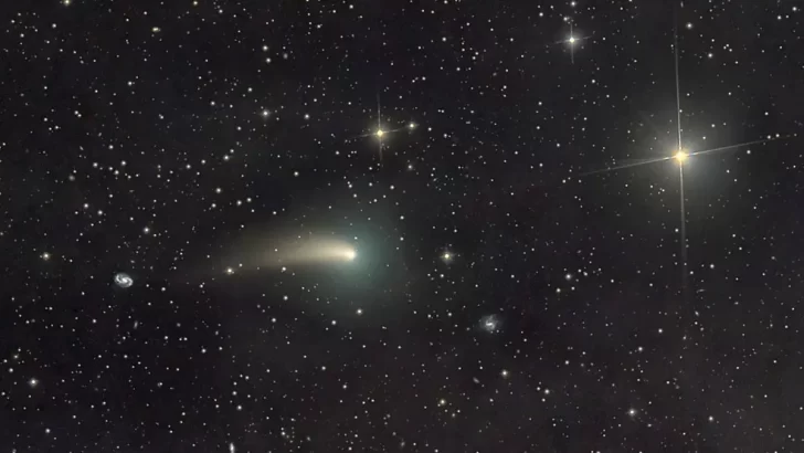 Un cometa vuelve a la Tierra luego de 50 mil años y podría verse sin telescopio: cuándo y cómo será