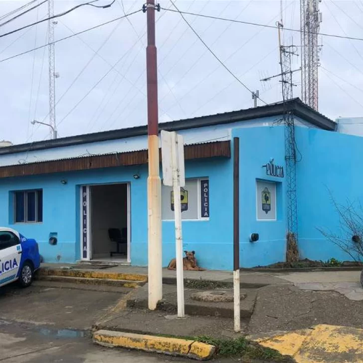 Fuerte choque entre dos automóviles: un conductor hospitalizado