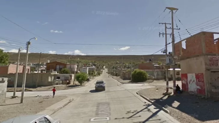Ebrio chocó contra una casa y escapó: regresó al lugar en un polémico estado de higiene y volvió a huir