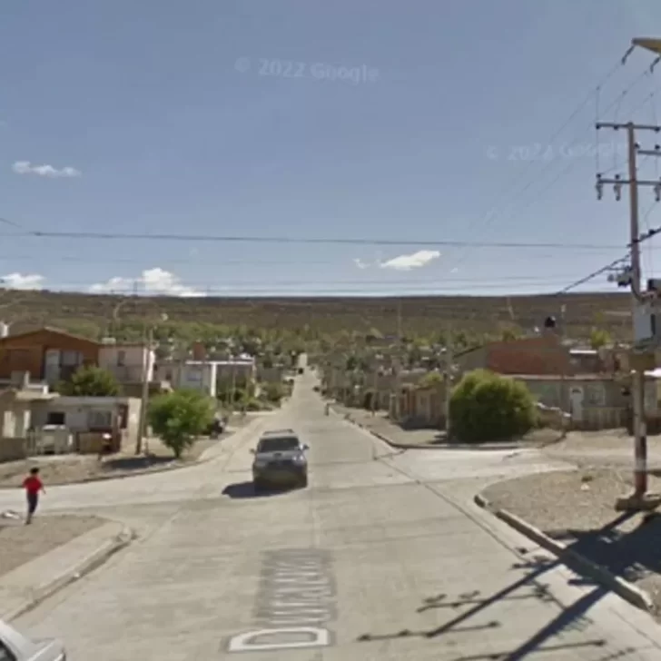 Ebrio chocó contra una casa y escapó: regresó al lugar en un polémico estado de higiene y volvió a huir