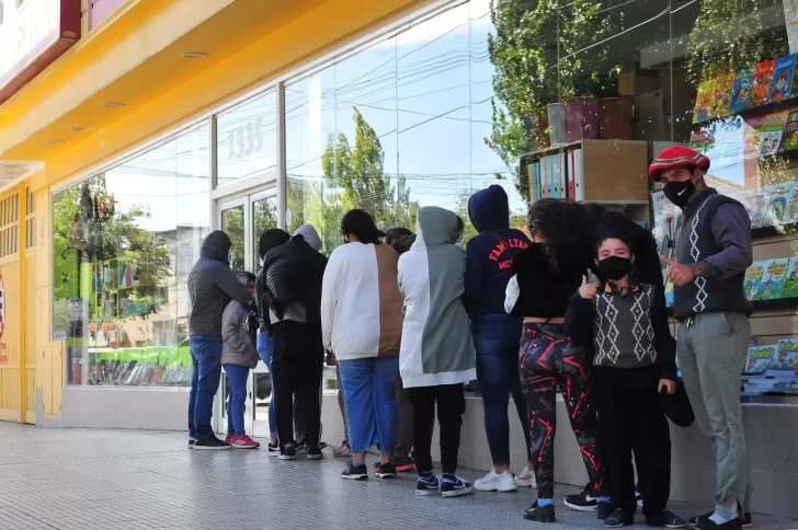 Vuelta a clases: filas y aglomeraciones en comercios por las compras de última hora