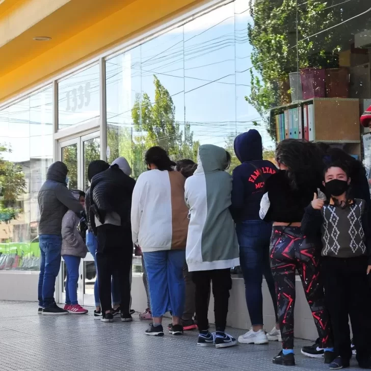 Vuelta a clases: filas y aglomeraciones en comercios por las compras de última hora