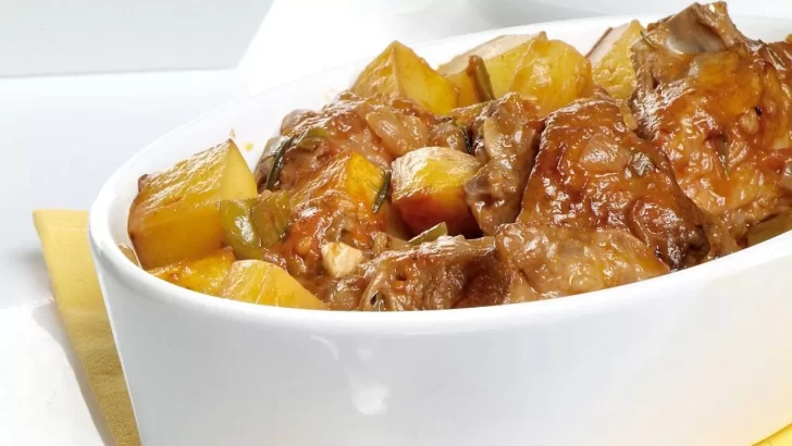 Receta al horno: cordero asado bien jugoso con papas al romero