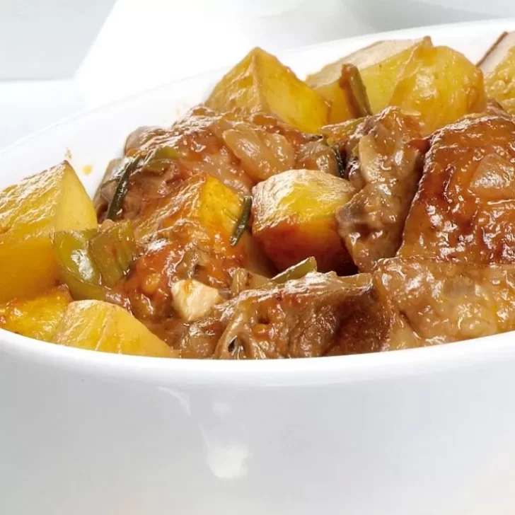 Receta al horno: cordero asado bien jugoso con papas al romero