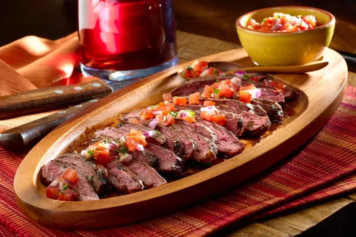 Salsas para el asado: receta de chimichurri y criolla para acompañar la carne y las achuras