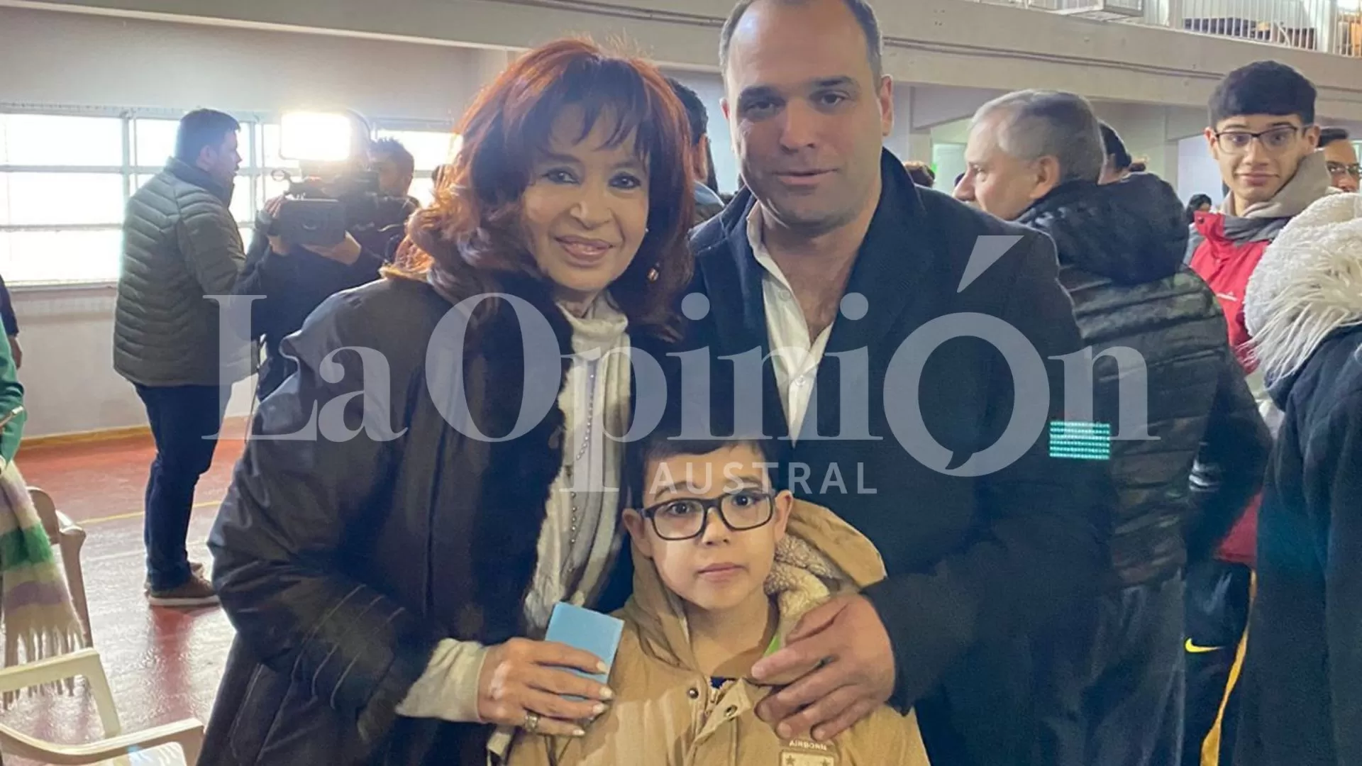 La revolución del voto de Cristina Kirchner en Río Gallegos: todas las fotos de los militantes en la cola de las elecciones