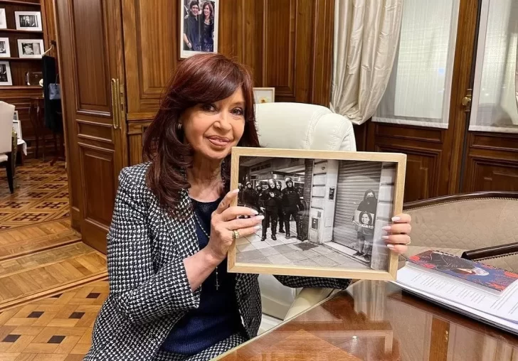 Cristina Kirchner recibió una foto que resume la tensión entre policías y militancia: ¿Quién es Sebastián Miquel?