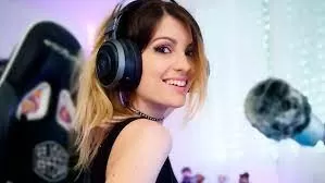 La streamer Cristinini posteó una foto en Twitter y pidió que se la editen: se volvió viral por los memes y las respuestas La streamer Cristinini posteó una foto en Twitter y pidió que se la editen: se volvió viral por los memes y las respuestas