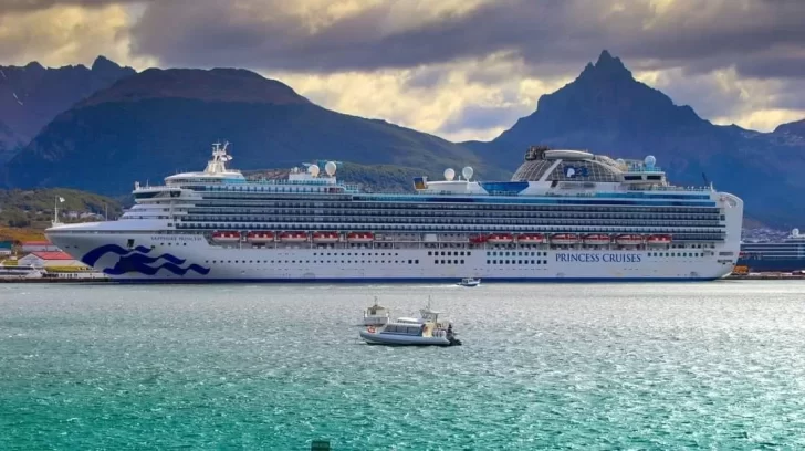 Ushuaia recibió a uno de los cruceros más importantes del mundo: mide casi tres cuadras