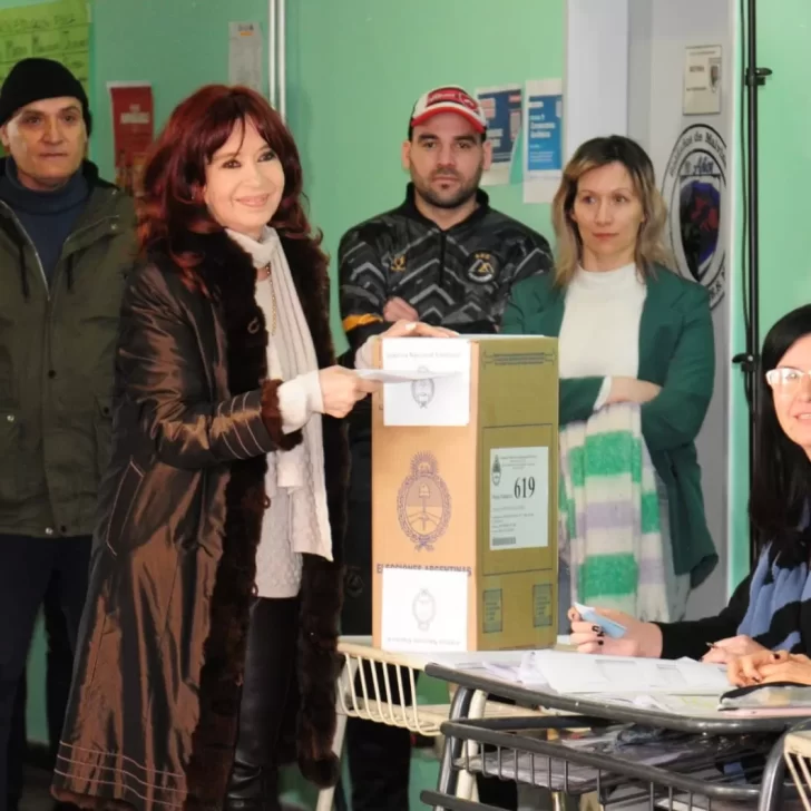 Votó Cristina Fernández en el Colegio Ladvocat de Río Gallegos y recordó que allí cerraron la campaña de Néstor Gobernador en el 91