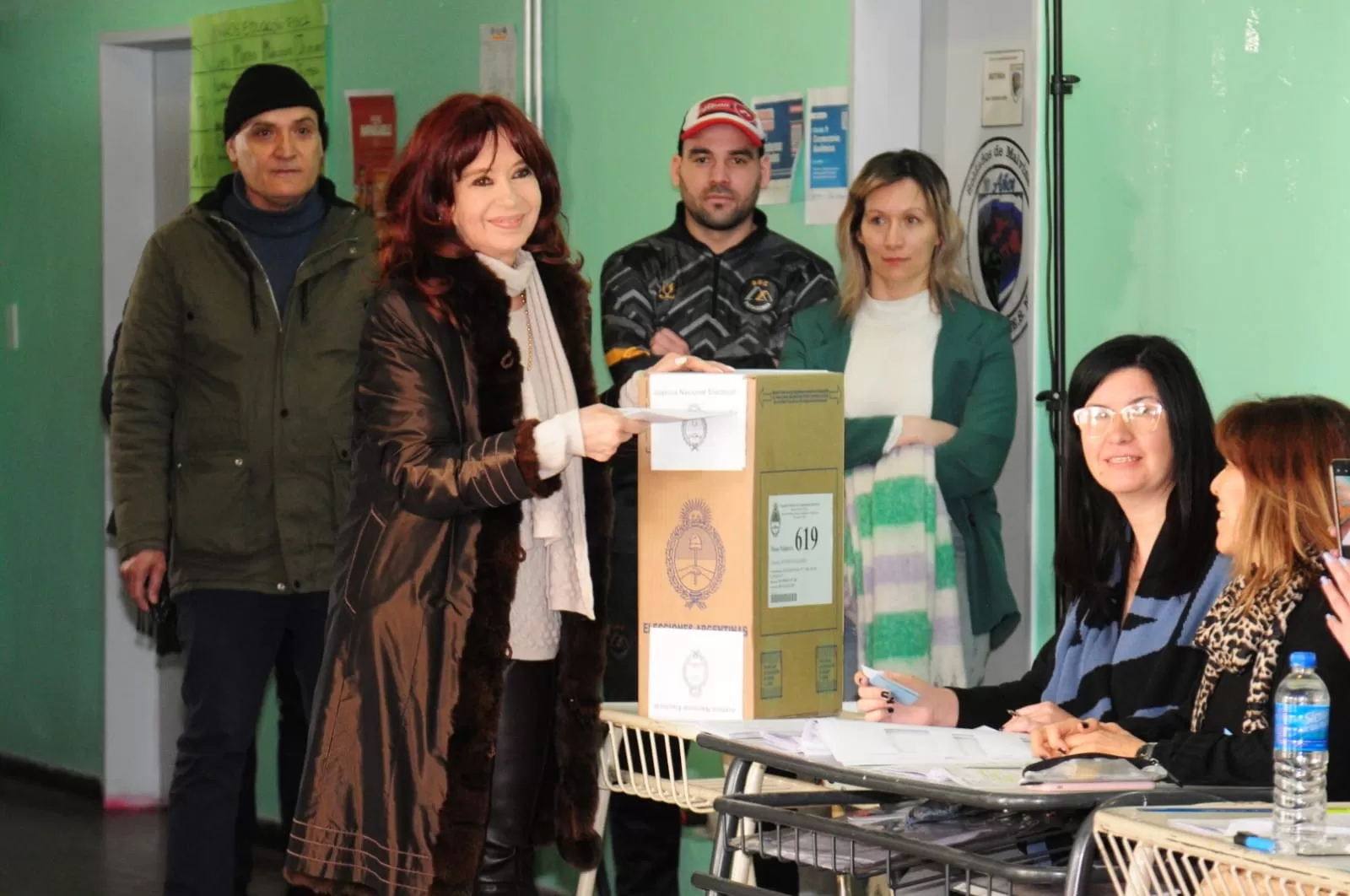 Votó Cristina Fernández en el Colegio Ladvocat de Río Gallegos y recordó que allí cerraron la campaña de Néstor Gobernador en el 91