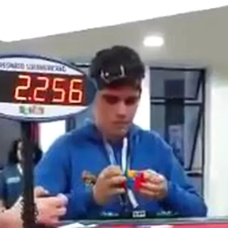 Video. Un chico de 14 años rompió el récord argentino en el armado de cubo Rubik 