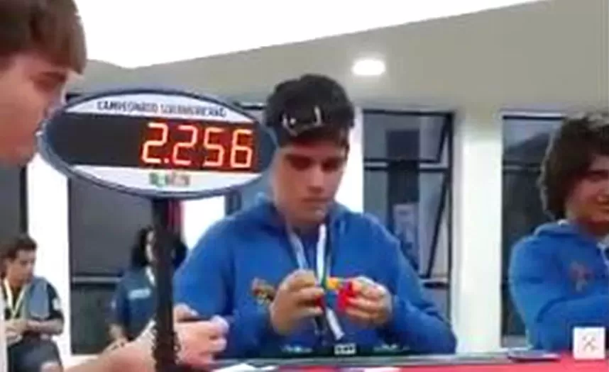 Video. Un chico de 14 años rompió el récord argentino en el armado de cubo Rubik 