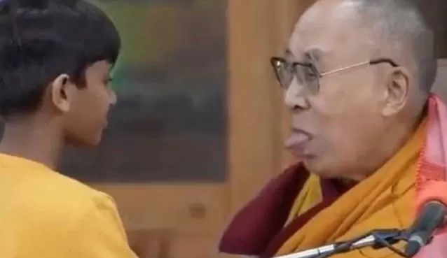 Qué hizo el Dalái Lama después de besar al niño y pedirle que le chupe la lengua