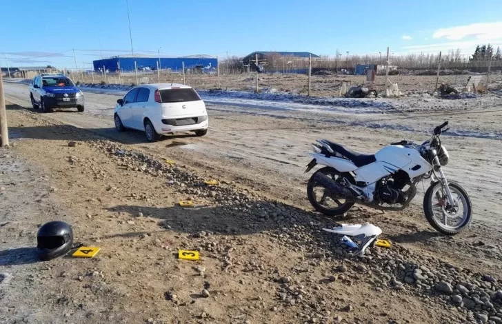 Accidente vial en Río Gallegos: una mujer sufrió una fractura expuesta en un choque entre una moto y un auto