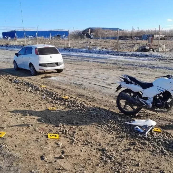 Accidente vial en Río Gallegos: una mujer sufrió una fractura expuesta en un choque entre una moto y un auto Accidente vial en Río Gallegos: una mujer sufrió una fractura expuesta en un choque entre una moto y un auto