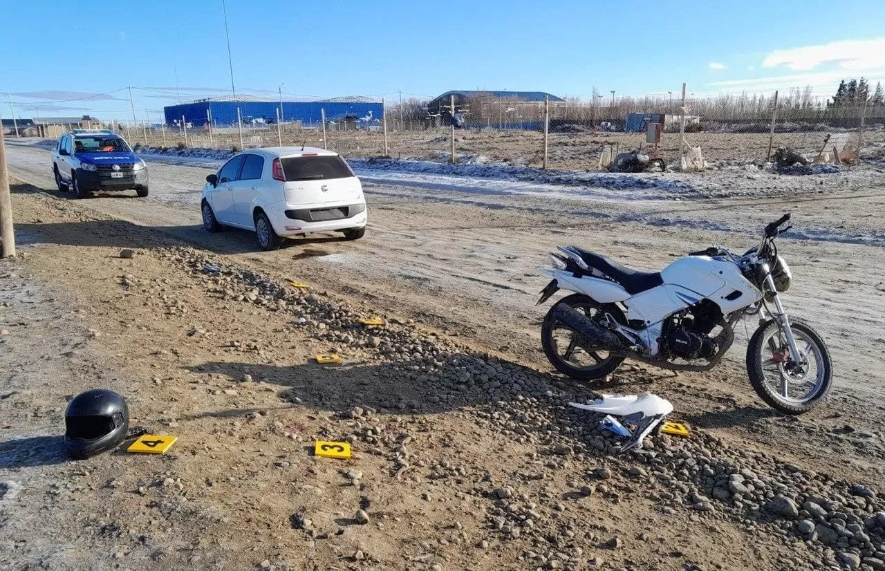 Accidente vial en Río Gallegos: una mujer sufrió una fractura expuesta en un choque entre una moto y un auto Accidente vial en Río Gallegos: una mujer sufrió una fractura expuesta en un choque entre una moto y un auto