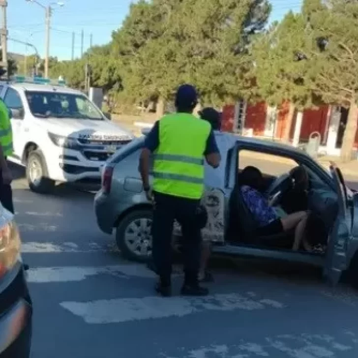 Tenía una tobillera electrónica, lo demoraron en un control, sacó un cuchillo y amenazó a la policía