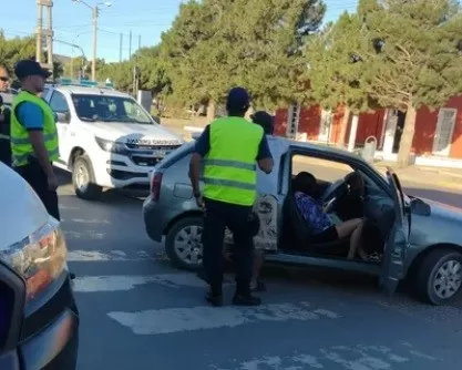 Tenía una tobillera electrónica, lo demoraron en un control, sacó un cuchillo y amenazó a la policía