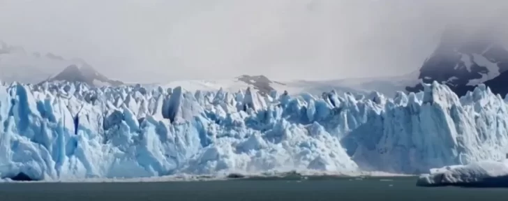 Video: espectacular derrumbe y desprendimiento de base en el glaciar Perito Moreno