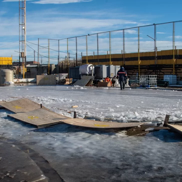 Un día antes de lo previsto, comenzaron a desarmar la pista de hielo 