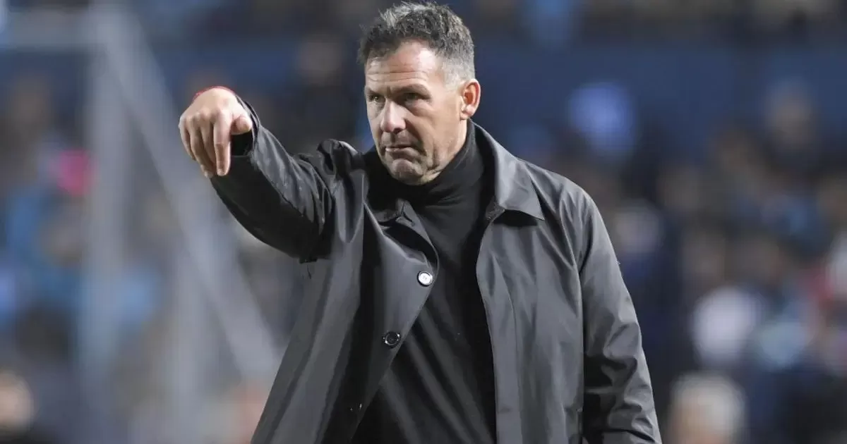 Diego Dabove dejó de ser técnico de Huracán, el equipo del santacruceño Juan Gauto Diego Dabove dejó de ser técnico de Huracán, el equipo del santacruceño Juan Gauto