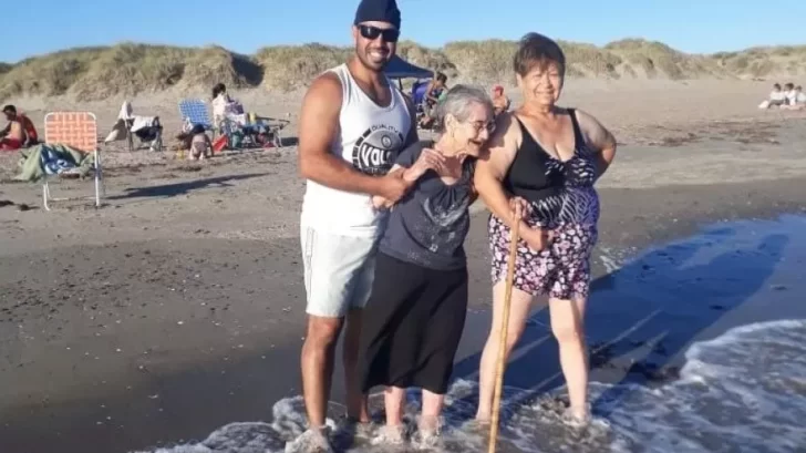 La emoción de Doña Panchita al meterse al mar por primera vez a los 100 años de edad