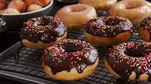 ¿Cómo hacer donas caseras esponjosas y glaseadas?