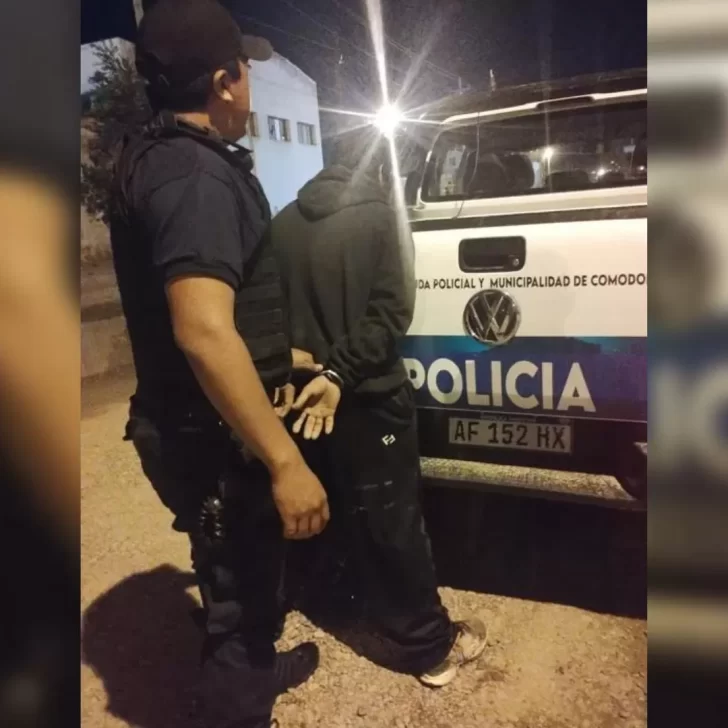 Ingresaron a un comercio con un cuchillo, golpearon al empleado y le robaron el celular