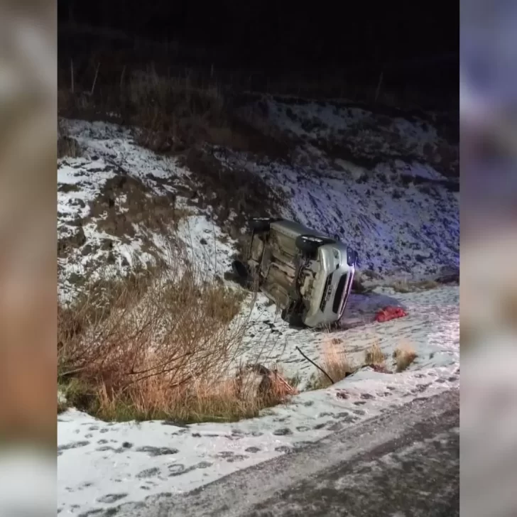 Vuelco en cercanías de 28 de Noviembre: un hombre quedó atrapado dentro de su vehículo