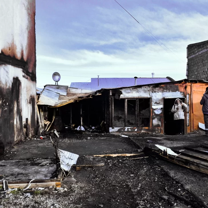 “No es la primera vez que nos vamos a poner de pie”: Perdieron todo en un incendio y piden colaboración a la comunidad