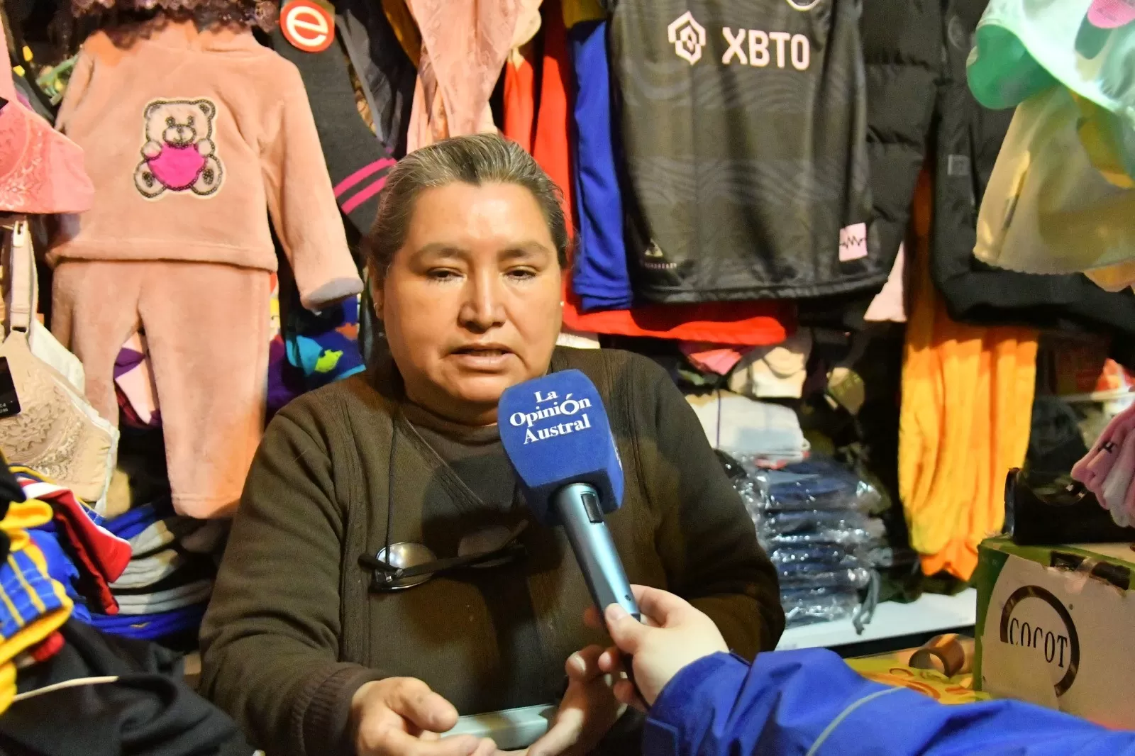 Robo y detención en Río Gallegos: “Empezó a correr y tiró los buzos en la calle”, relató la dueña del comercio