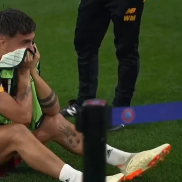 La otra cara: el llanto desconsolado de Paulo Dybala luego de la derrota ante el Sevilla de Montiel La otra cara: el llanto desconsolado de Paulo Dybala luego de la derrota ante el Sevilla de Montiel