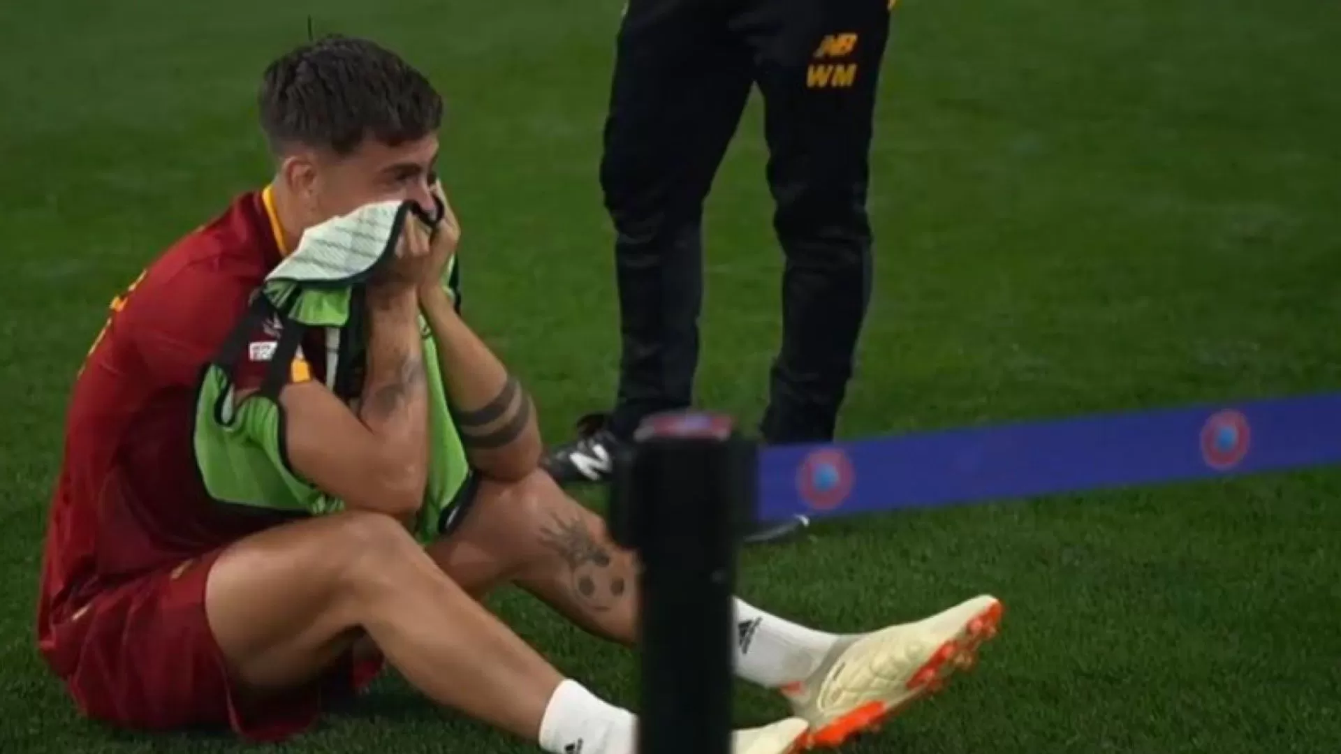 La otra cara: el llanto desconsolado de Paulo Dybala luego de la derrota ante el Sevilla de Montiel La otra cara: el llanto desconsolado de Paulo Dybala luego de la derrota ante el Sevilla de Montiel