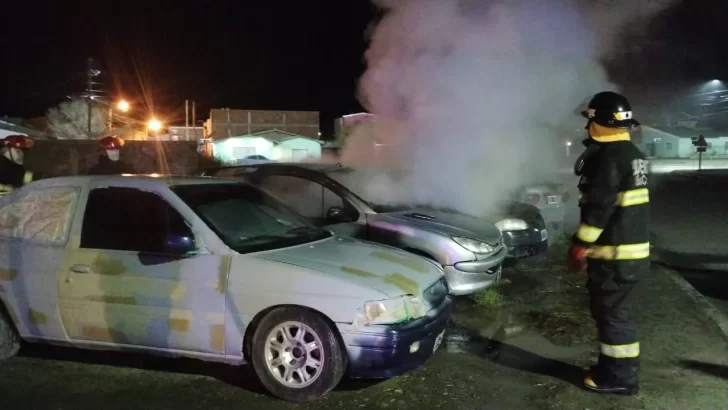 Investigan si fue intencional el incendio de tres autos en el barrio Evita