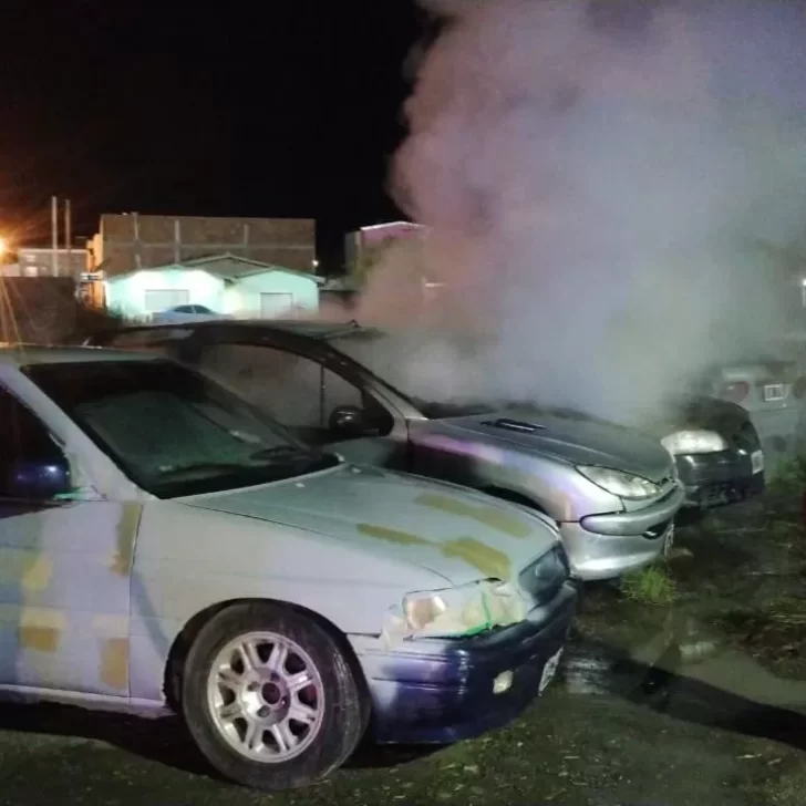 Investigan si fue intencional el incendio de tres autos en el barrio Evita