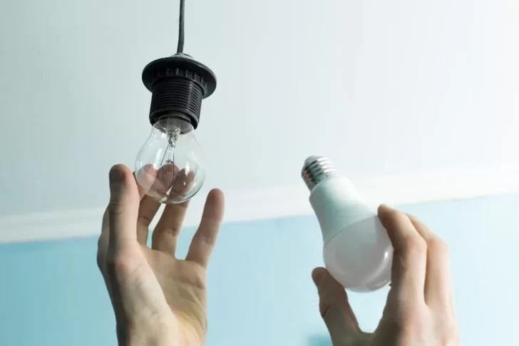 Tarifas de luz: cómo ahorrar en consumo y no exceder los 400kw para mantener el subsidio