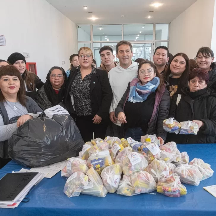 Juan Pablo Luque entregó golosinas a instituciones por los festejos del Mes de las Infancias