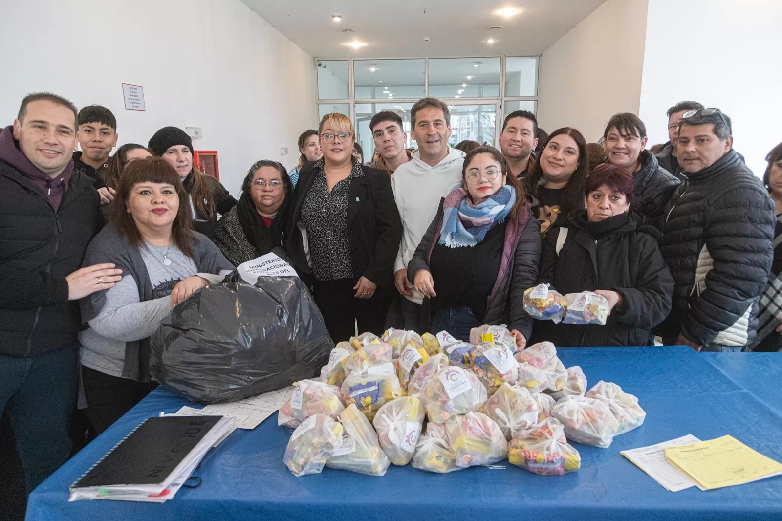 Juan Pablo Luque entregó golosinas a instituciones por los festejos del Mes de las Infancias