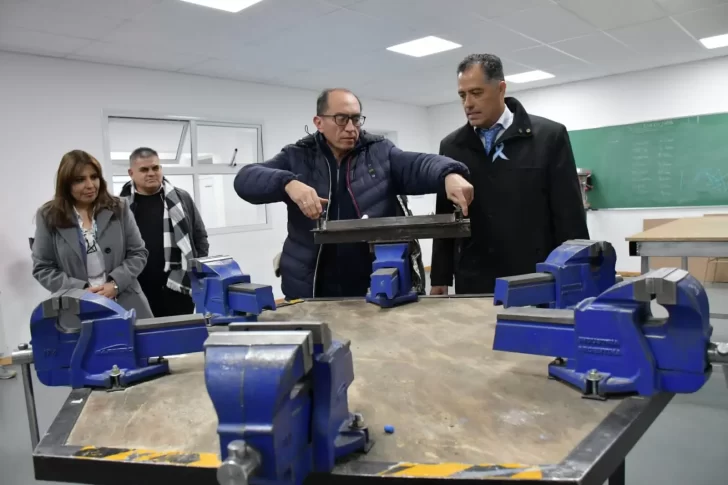 Eugenio Quiroga entregó equipamiento para el Colegio Industrial de Perito Moreno