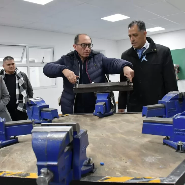 Eugenio Quiroga entregó equipamiento para el Colegio Industrial de Perito Moreno